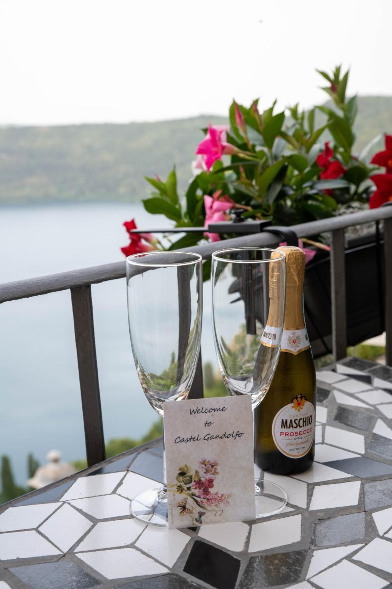 B&B Carpe Diem Vista Lago กัสเตลกันดอลโฟ ภายนอก รูปภาพ