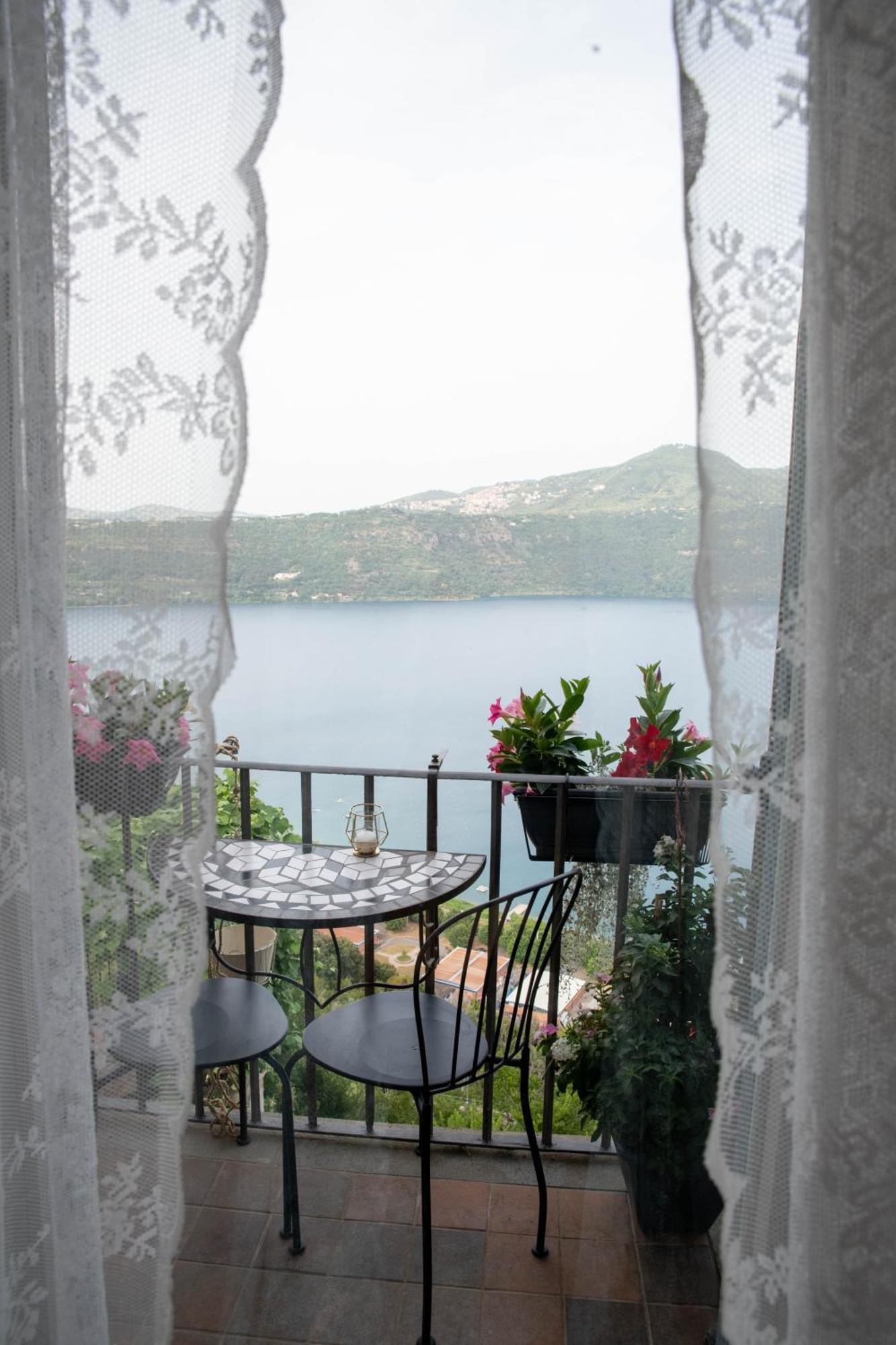 B&B Carpe Diem Vista Lago กัสเตลกันดอลโฟ ภายนอก รูปภาพ